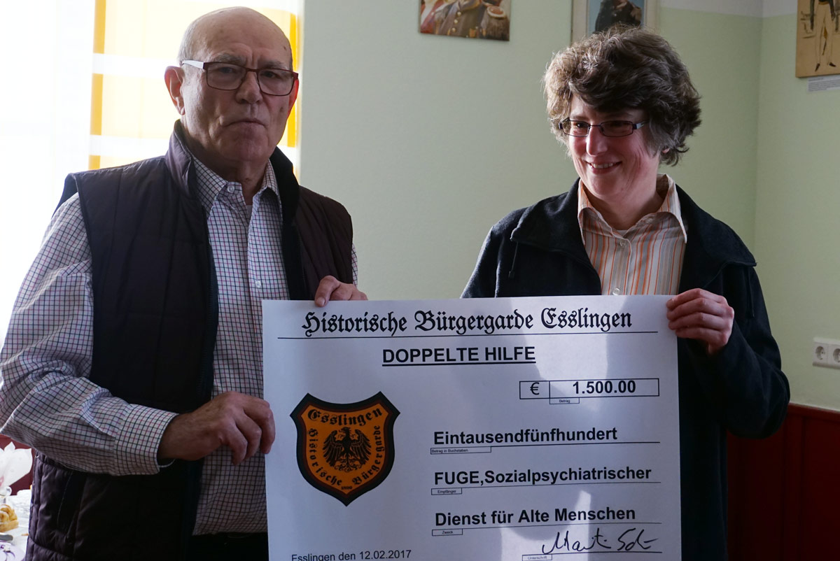 BU: Spendenübergabe: Bürgergarde-Kassier Martin Schön und Barbara Schmid (Projekt FUGE)